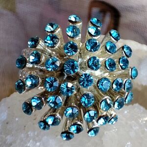 AQUA Vibrant Atomic Starburst Pastel Silver Tone Stretchy Band Size 8 Ring